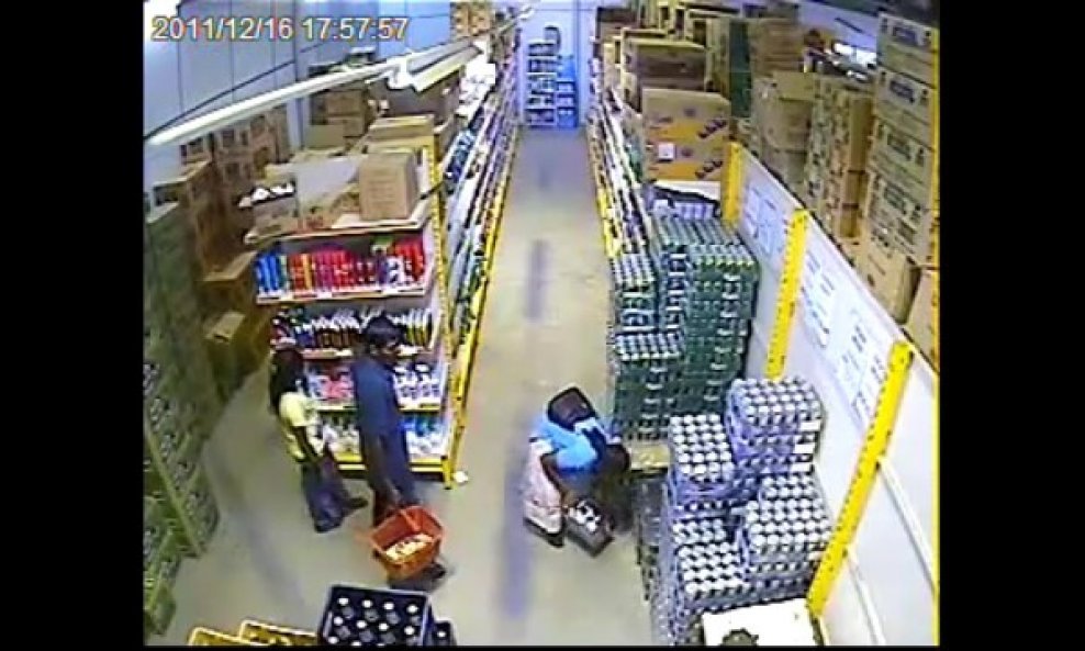 žena krade pakiranje piva