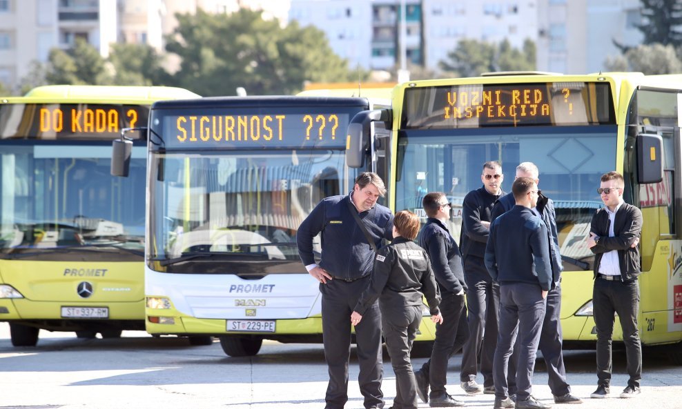 Stotinjak taksija i desetak autobusa ispred garaže Prometa