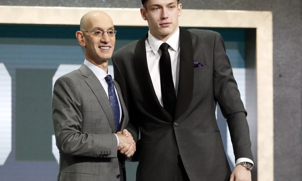 Čelni čovjek NBA lige Adam Silver i mladi Hrvat Luka Šamanić