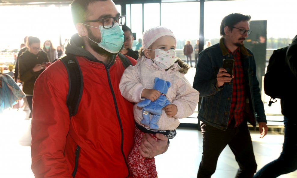 Marin Rončević s kćeri Milom na odlasku na liječenje u SAD