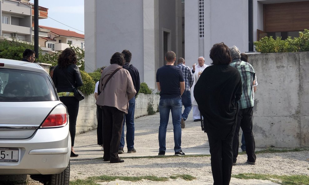 Vjernici ispred crkve na Uskrsni ponedjeljak