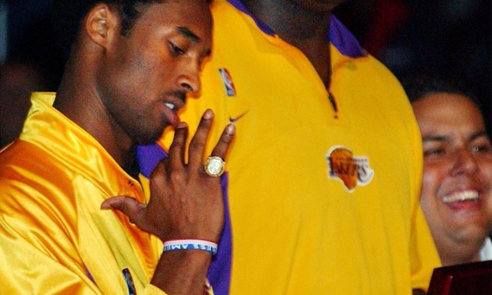 Kobe Bryant i Shaquille O'Neal na dodjeli šampionskih prstenova 2001.