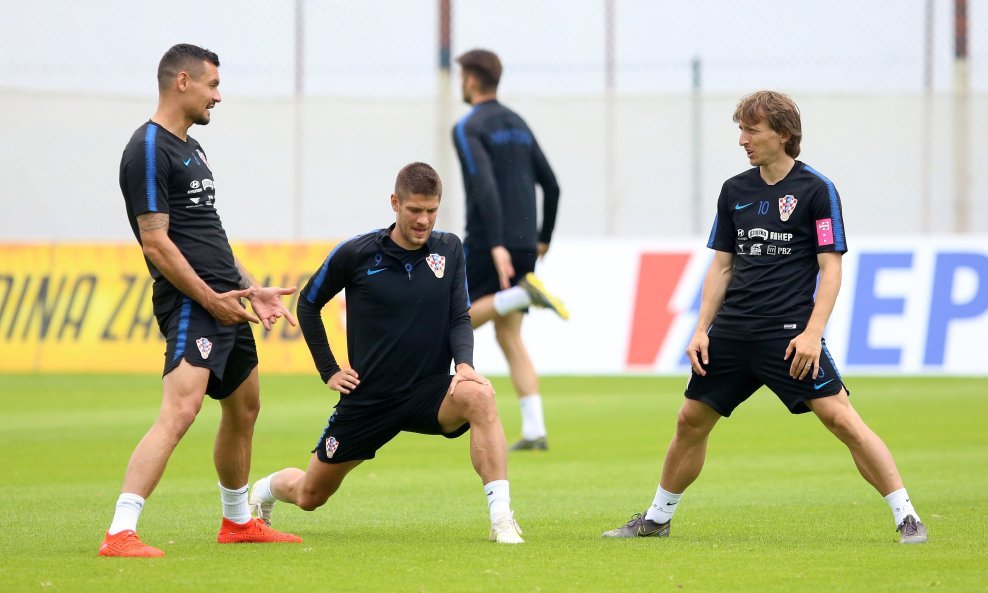 Slijeva - Dejan Lovren, Andrej Kramarić i Luka Modrić