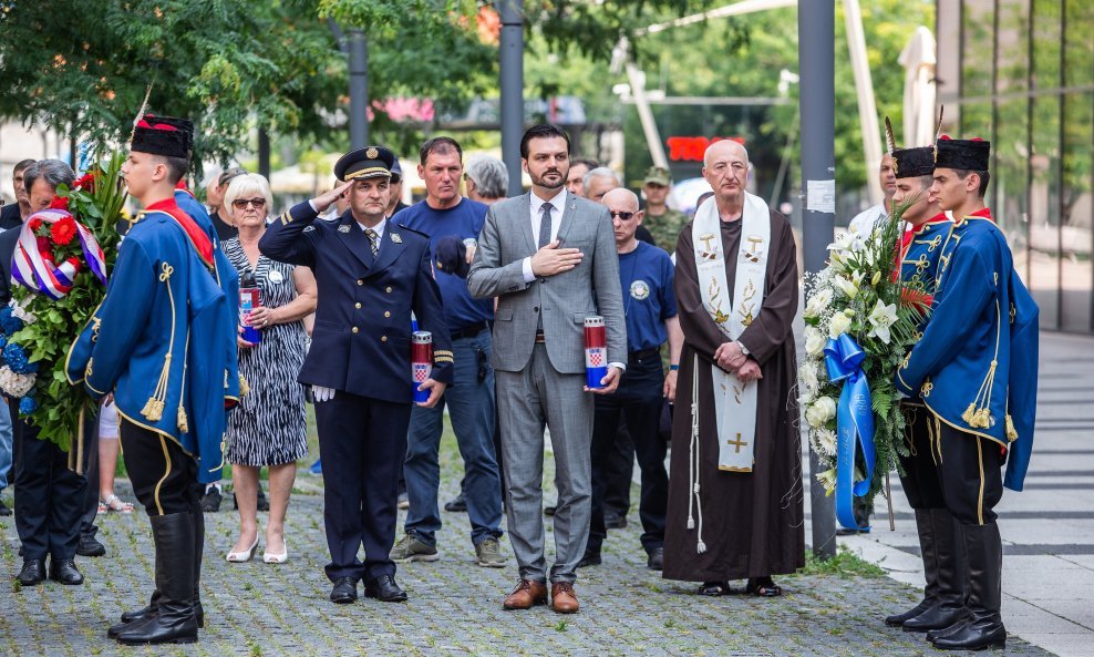 Polaganje vijenaca u spomen na poginule branitelje u Osijeku