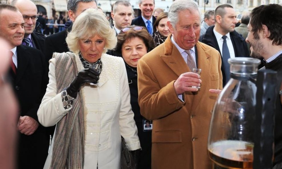 Princ Charles i Camilla prošetali centrom grada i Tvrđom (2)