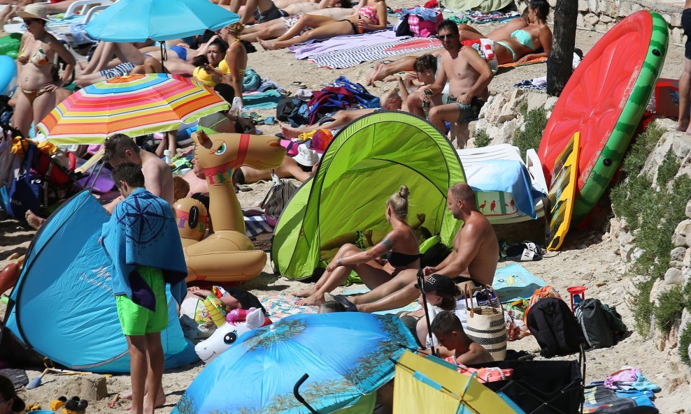 Gužva na plaži Slanica na Murteru