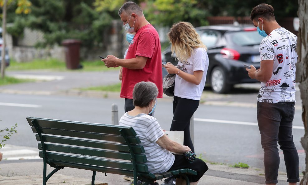 Redovi pred Zavodom 'Dr. Andrija Štampar' u Zagrebu