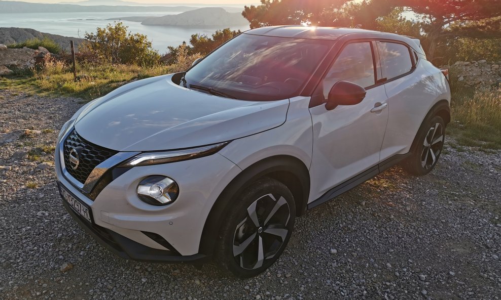 Nissan Juke 1.0 DIG-T DCT 117 Tekna naprednija je verzija ovog coupé crossovera