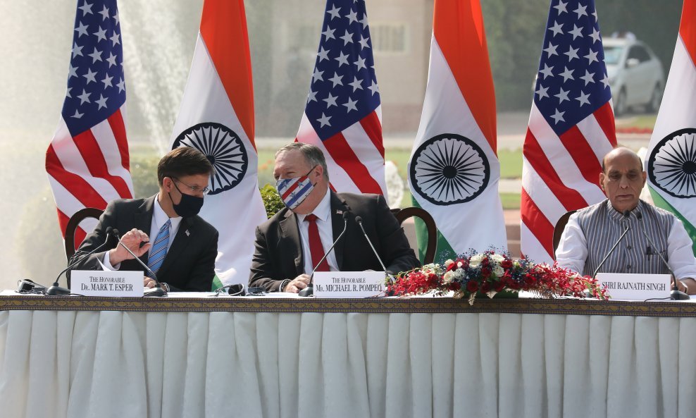 Mark T. Esper i Mike Pompeo i Rajnath Singh