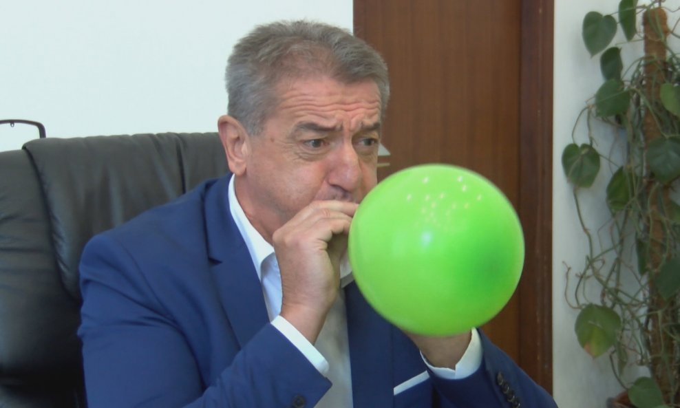 Darko Milinović puše u balon