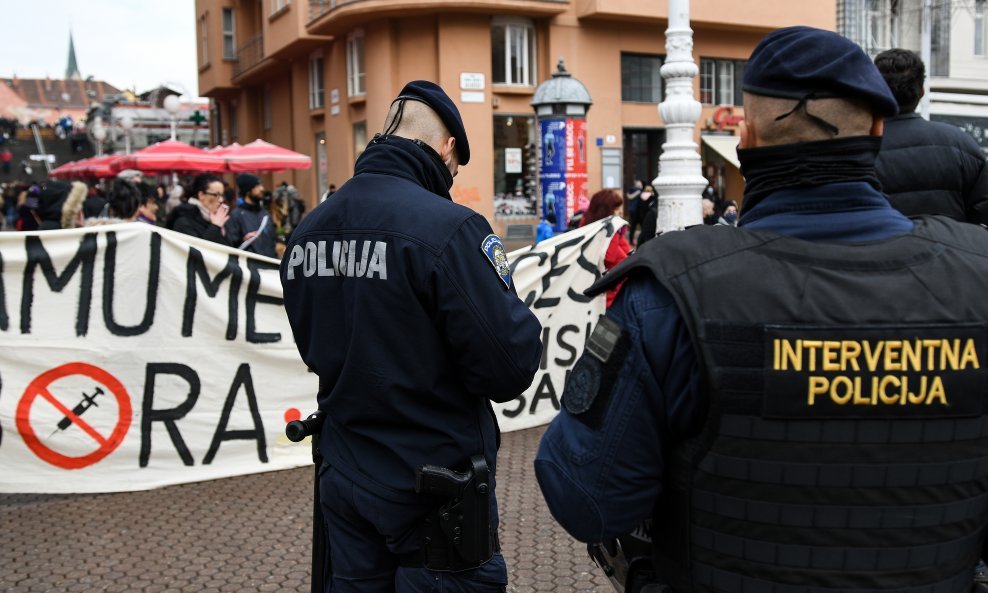 Prosvjed protiv mjera stožera na Trgu bana Josipa Jelačića uz osiguranje policije, u  Zagrebu 5. prosinca 2020. godine