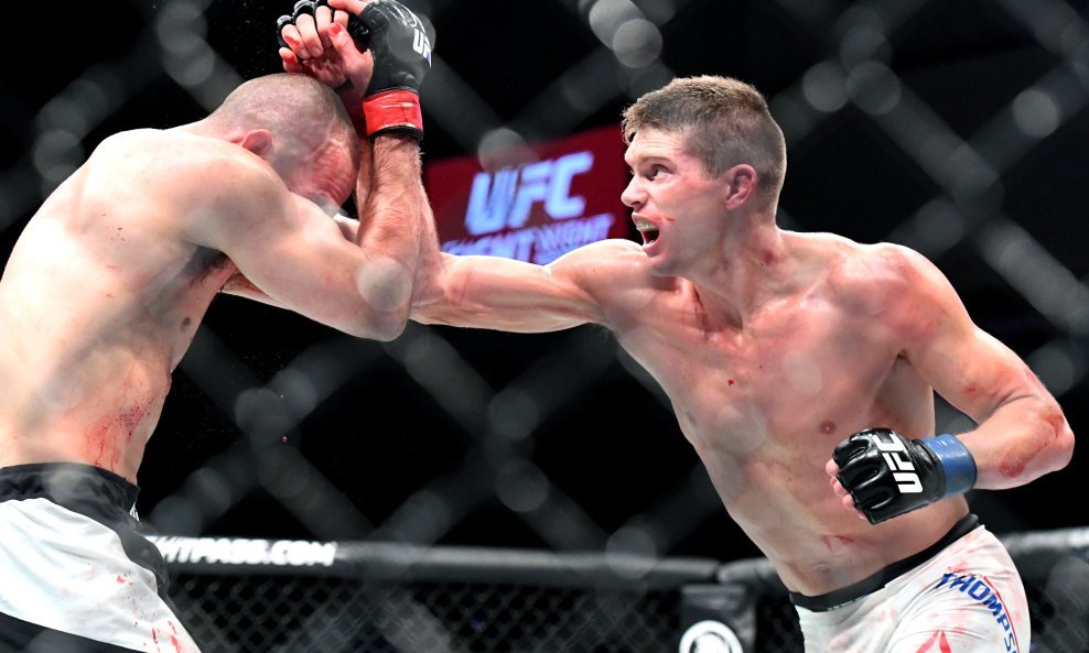 Stephen Thompson (desno) i Rory MacDonald bili su u glavnoj borbi večeri, ali je najbolji naokut djelo Jotke