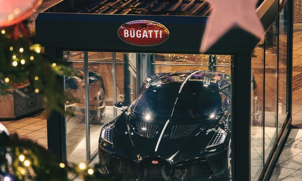 Bugatti La Voiture Noire jedini primjerak ikada izrađen bio je izložen u staklenom kontejneru u vrijeme prošlih božićnih blagdana u francuskom gradu Molsheimu, sjedištu tvrtke