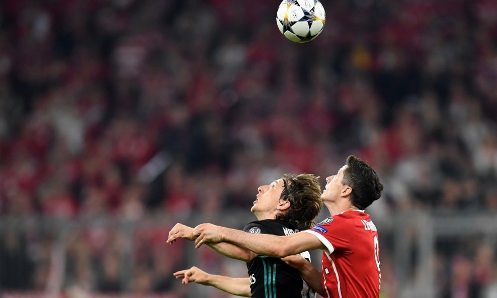 Luka Modrić i Robert Lewandowski