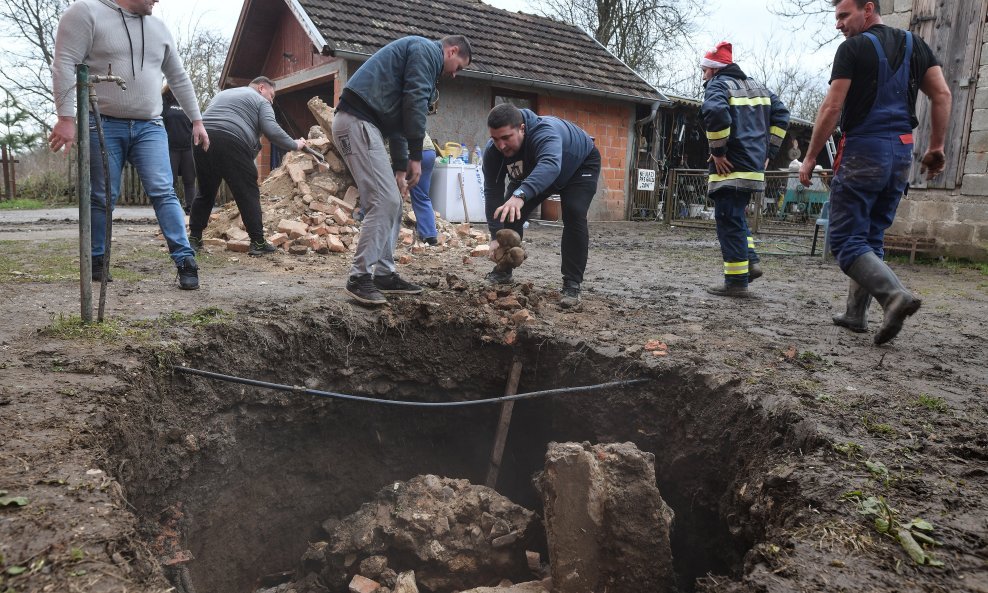 Mještani Mečenčana sami zatrpavaju rupe