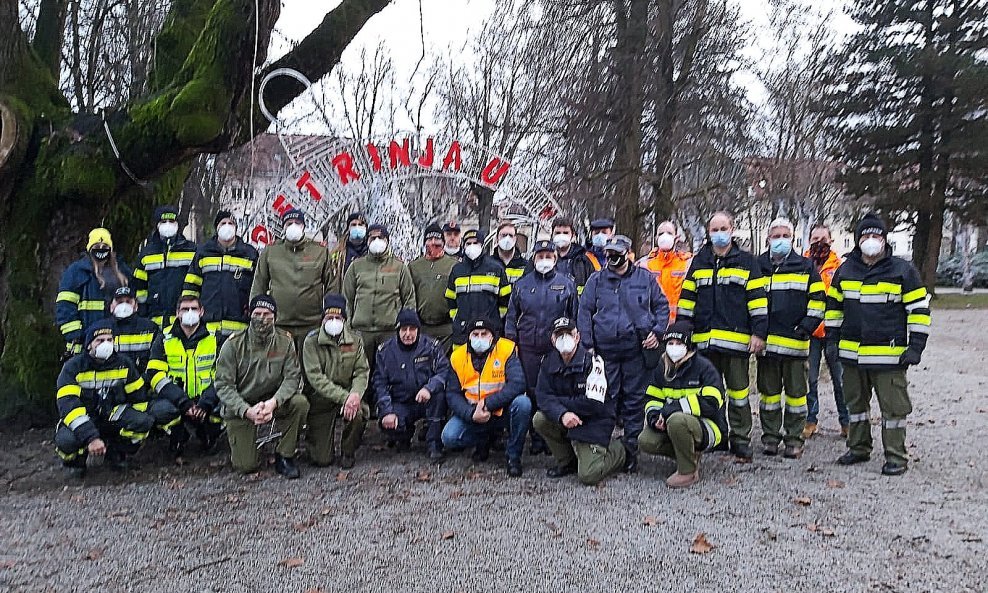 Svi sudionici konvoja fotografirali su se zajedno