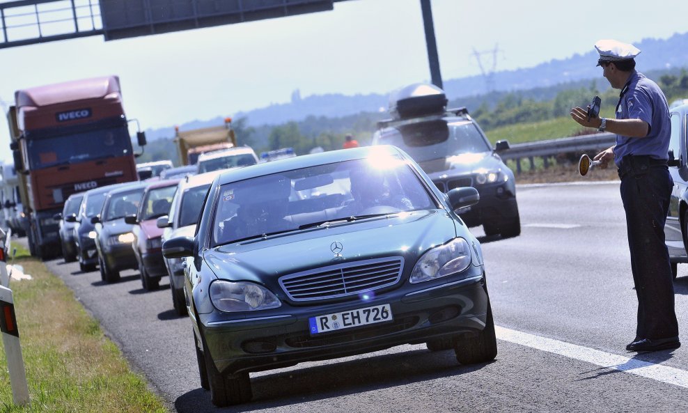 policija očevid kolona