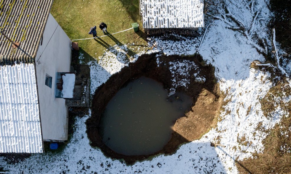 U selu Mečenčani, 25 kilometara od Petrinje nakon razornog potresa 29. prosinca prošle godine otvorio se veći broj rupa u Zemlji. One se svakim danom šire. Neke su nasred njiva, neke tik uz kuće.