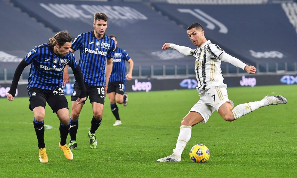 Cristiano Ronaldo (Juventus, desno) vs. Hans Hateboer (Atalanta)