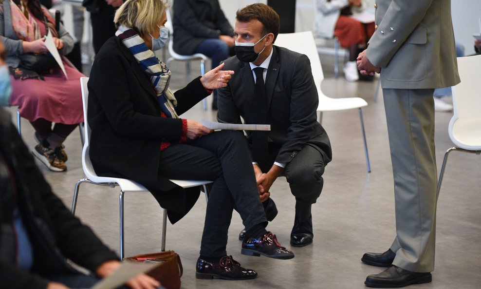 Francuski predsjednik Emmanuel Macron na otvorenju velikog centra za cijepljenje u Porte de Versaillesu u Parizu