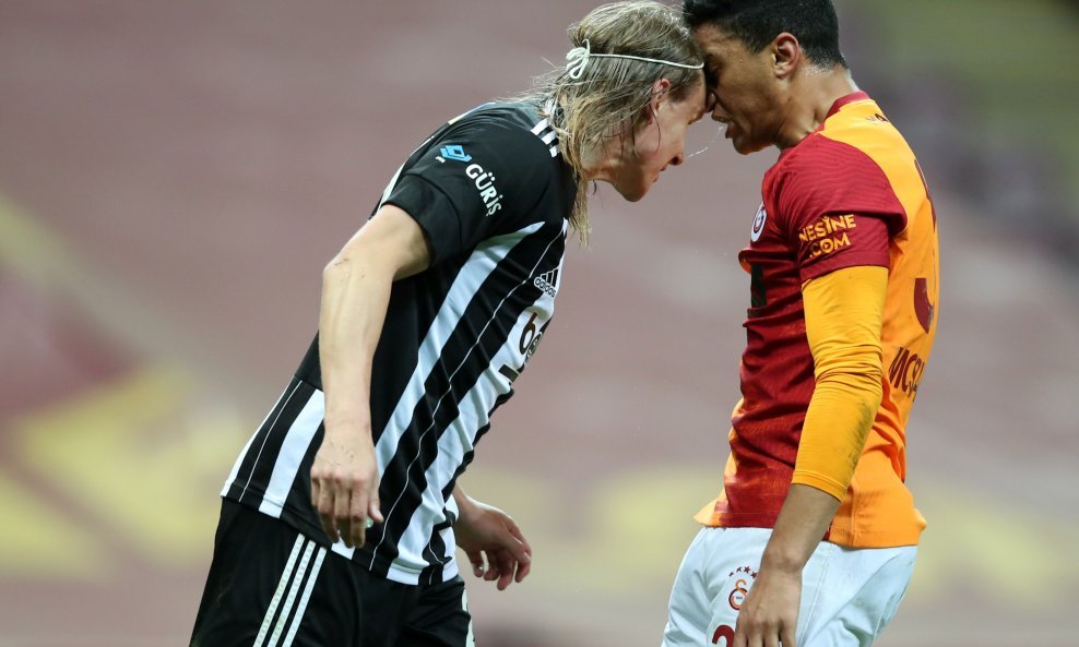 Domagoj Vida (lijevo) u okršaju s igračem Galatasaraya Mostafom Mohamedom