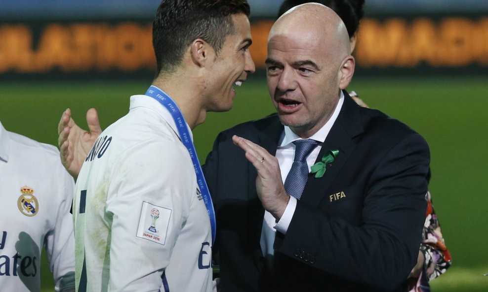 Cristiano Ronaldo i Gianni Infantino