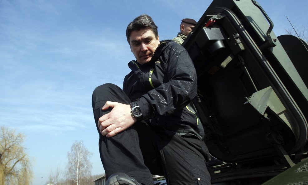 Premijer Milanović razgledavao je oklopno vozilo BOV Patria AMV, pozirao snimateljima i u jednom trenutku s njega pao. Brzo je ustao, otresao prašinu s odijela i nastavio s protokolom kao da se ništa nije dogodilo