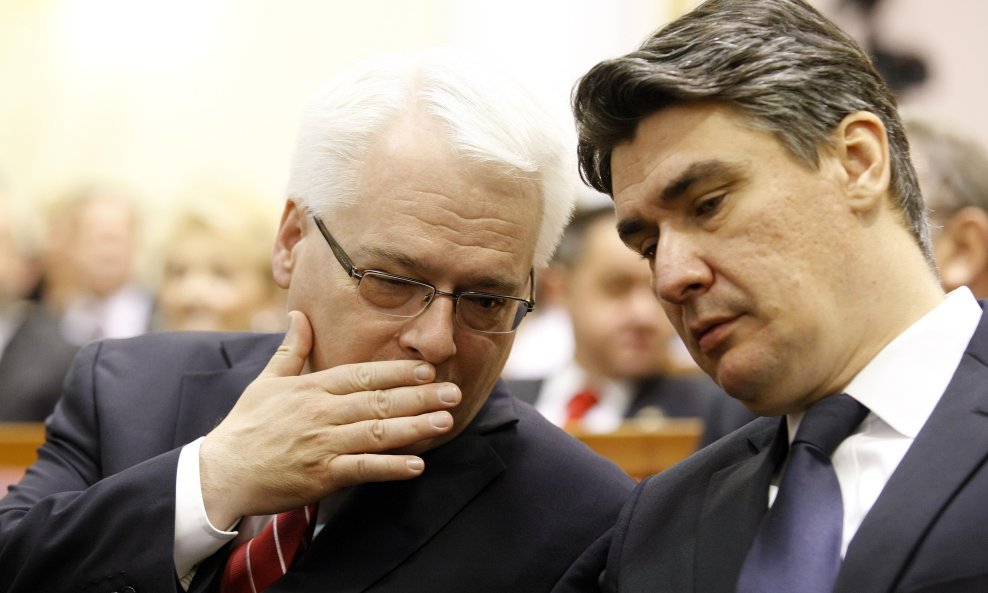 Ivo Josipović i Zoran Milanović šaputanje u saboru