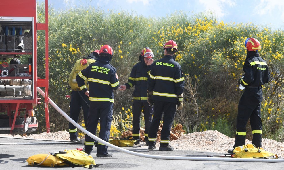 Šibenik: Vatrogasci se bore s požarom koji se širi s odlagališta otpada prema Industrijskoj zoni Podi