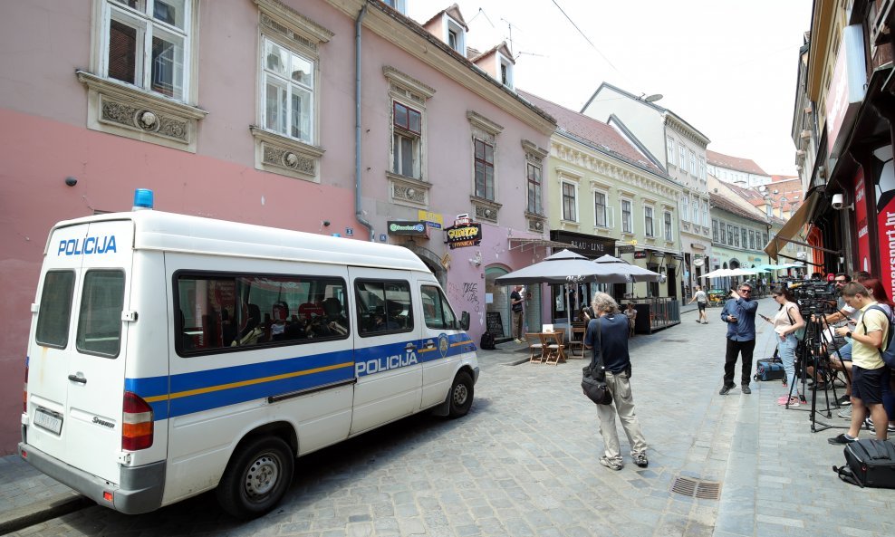 Policija u Radićevoj ulici