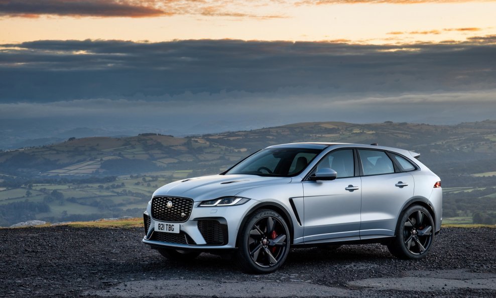 Jaguar F-Pace SVR Ionian Silver srebrna s novim Black Pack paketom