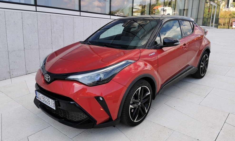 Toyota C-HR GR SPORT s motorom 2.0 Hybrid Dynamic Force ukupne izlazne snage sustava od 184 KS