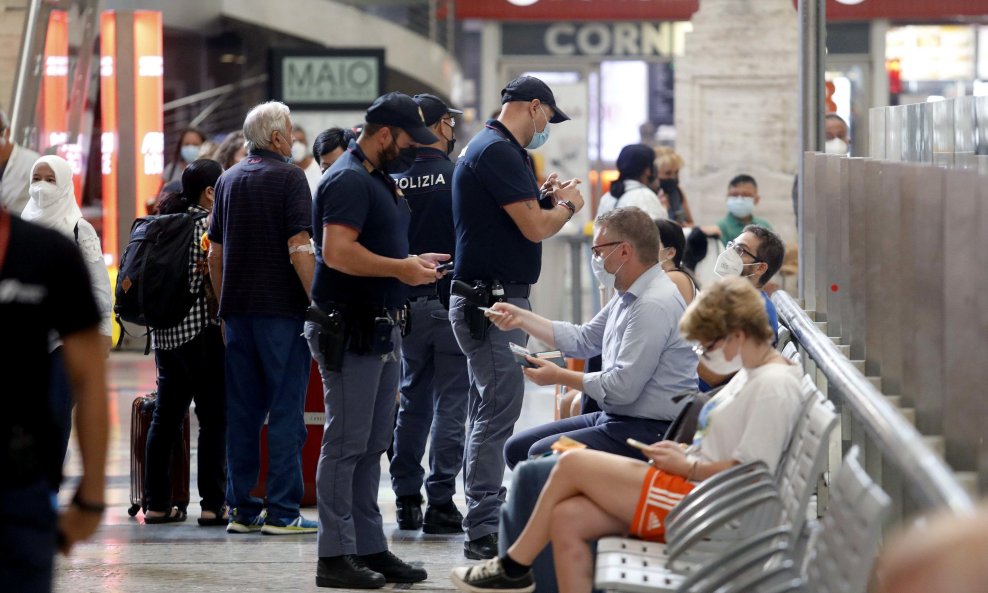 Provjera covid potvrda u Italiji na glavnom kolodvoru u Milanu