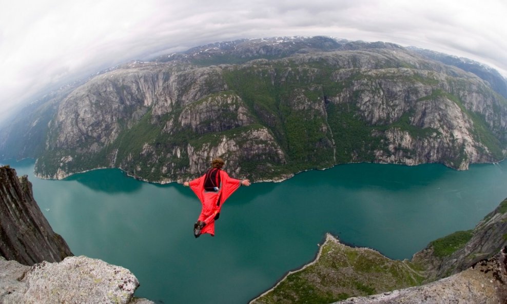 wingsuit base jump skok s padobranom 