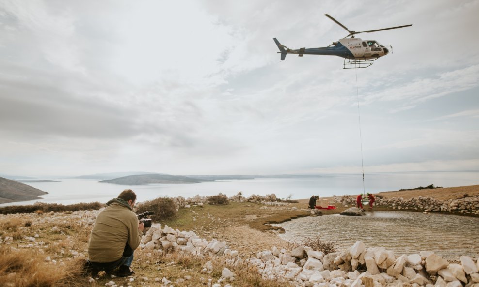 Za postavljanje instalacije 'Kapi' Smiljana Radića i Marcela Correaa u Baški na otoku Krku bio je angažiran i helikopter (Rijeka 2020 - Europska prijestolnica kulture)