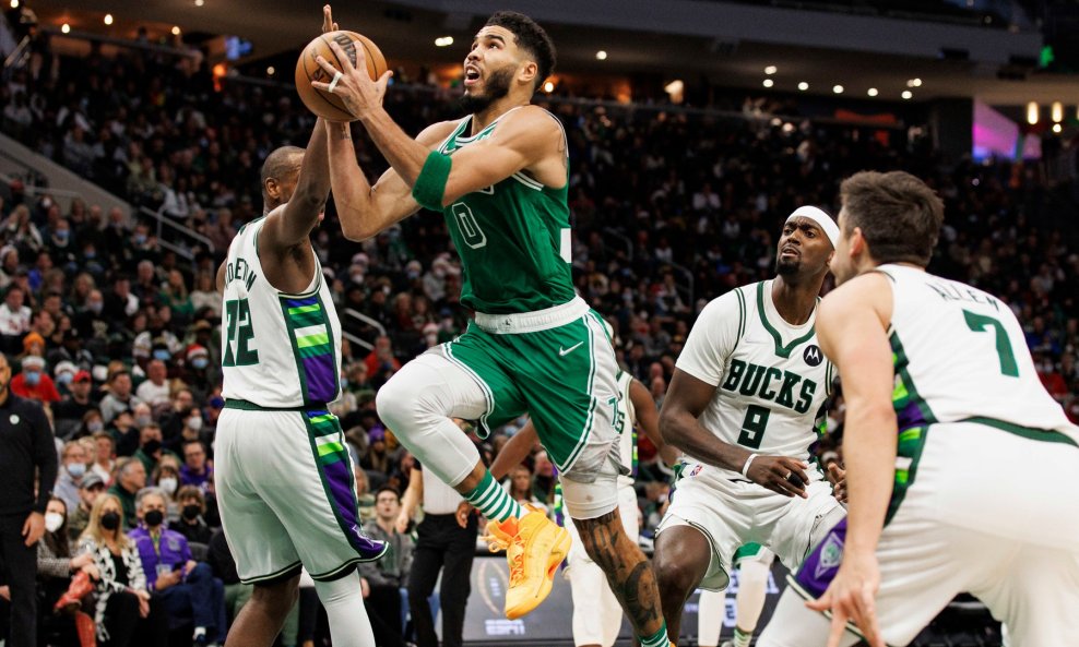 Jayson Tatum (0) na utakmici Milwaukee - Boston (25.12.2021.)