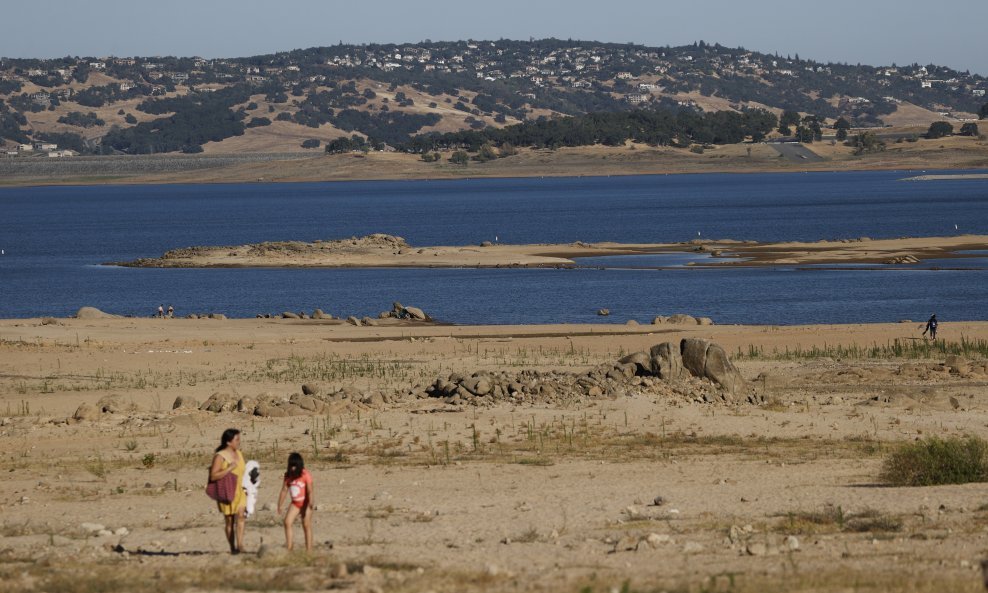 Suša: Jezero Folsom, Granite Bay, Kalifornija