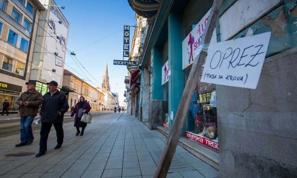 S bivšeg hotela Royal u središtu Osijeka otpada fasada