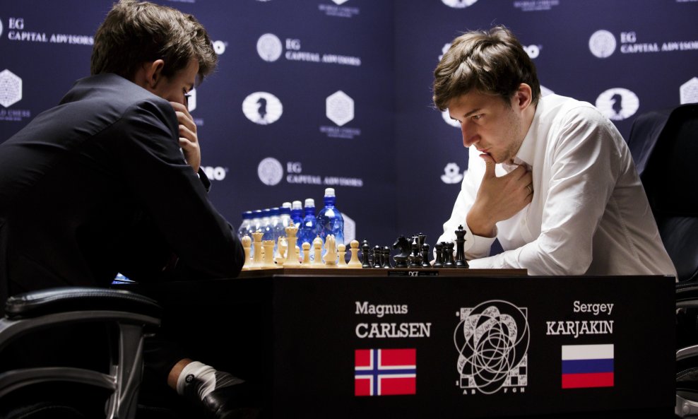 Magnus Carlsen vs Sergej Karjakin (desno)