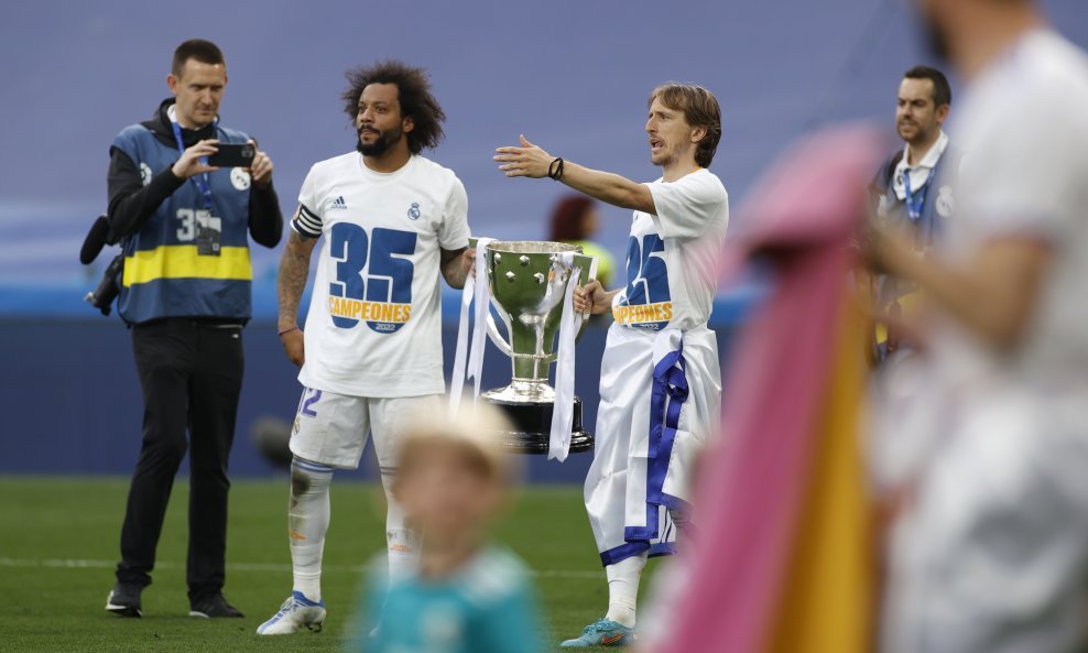 Luka Modrić i Marcelo s peharom