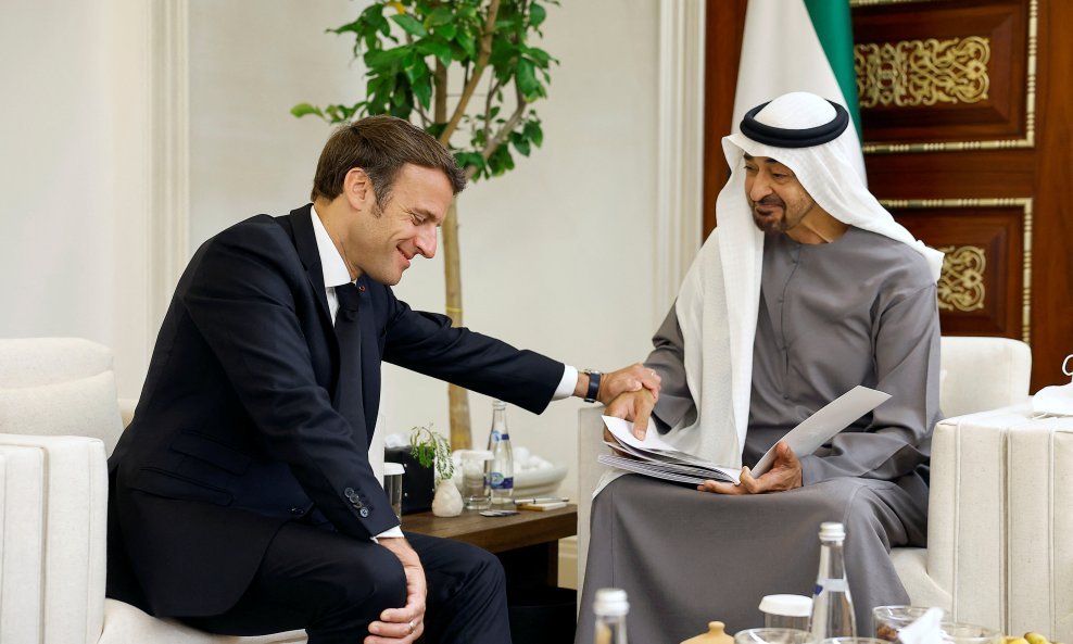 Emmanuel Macron i šeik Muhamed bin Zajed Al Nahjan