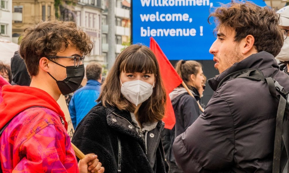 Detalj s prvosvibanjskog prosvjeda u Karlsruheu pokazuje da Nijemci nose maske i nakon ukidanja obveze