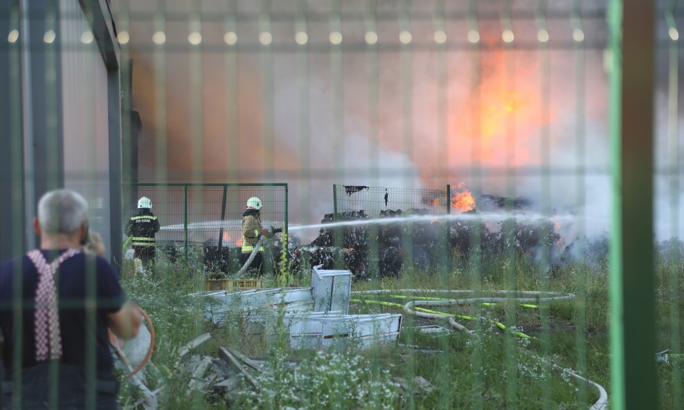Požar na odlagalištu otpada u Sisku