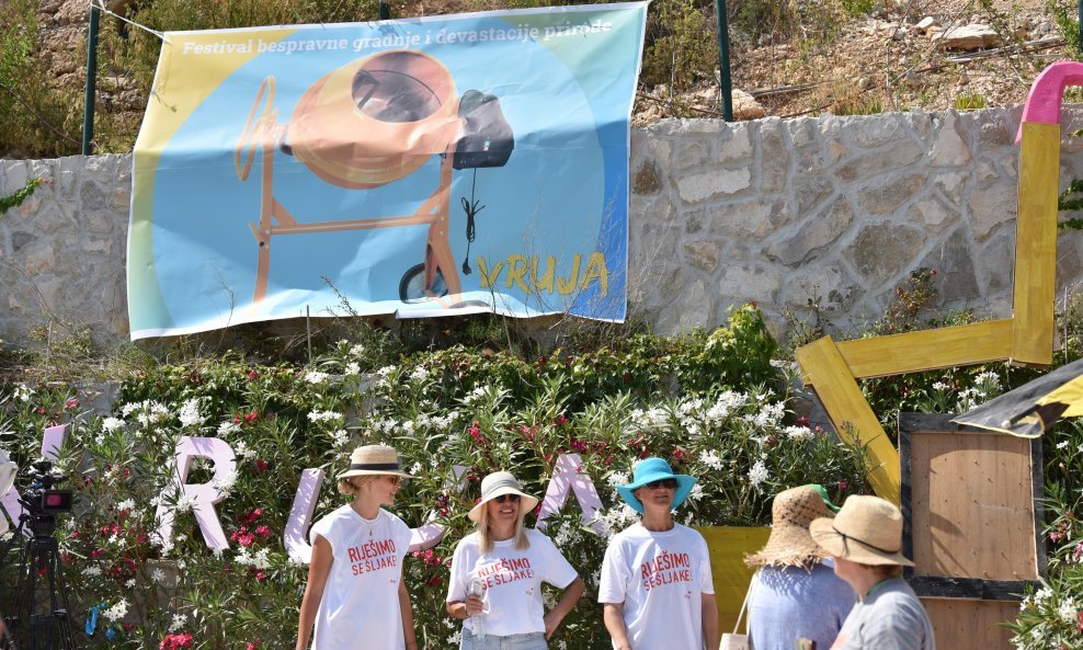 Festival bespravne gradnje u uvali Vruja