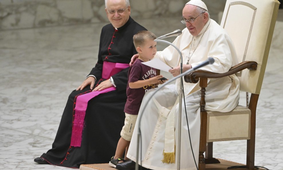 Papa Franjo i mali dječak koji je došetao do njega za vrijeme opće audijencije