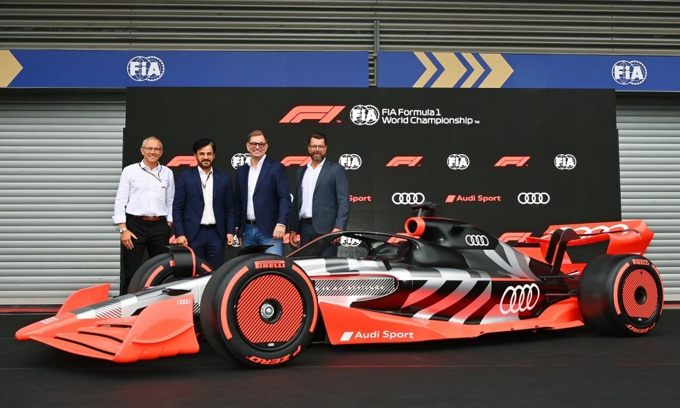 Stefano Domenicali (lijevo), predsjednik i glavni izvršni direktor Formule 1, Mohammed ben Sulayem, predsjednik Međunarodne automobilističke federacije (FIA), Markus Duesmann, predsjednik upravnog odbora AUDI AG, i Oliver Hoffmann, član upravnog odbora za tehnički razvoj AUDI AG