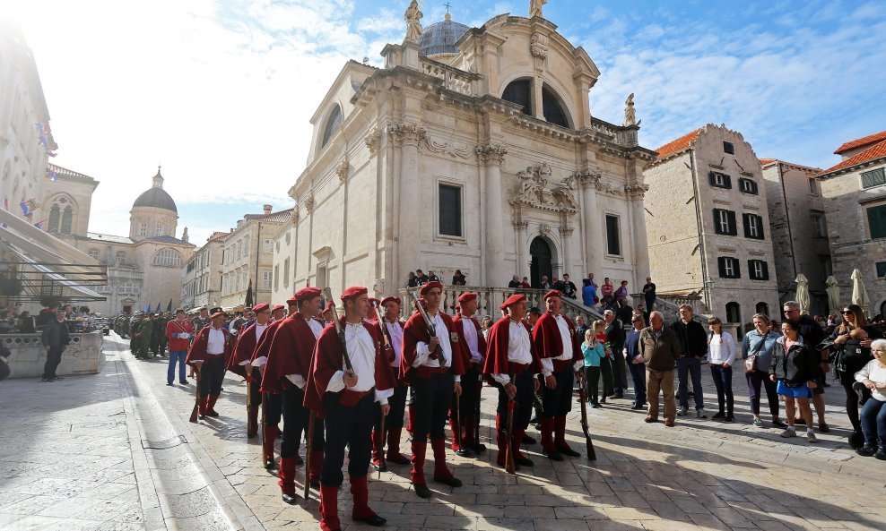 Mimohod na Stradunu povodom obilježavanja obljetnice oslobođenja Dubrovnika i juga Hrvatske