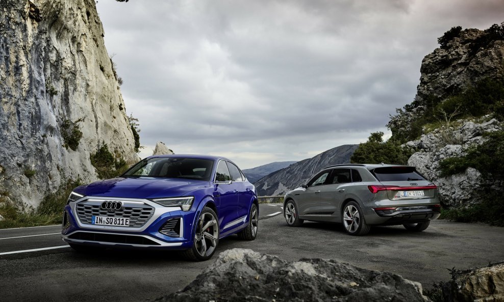 Audi SQ8 Sportback e-tron quattro i Audi Q8 e-tron quattro (desno)