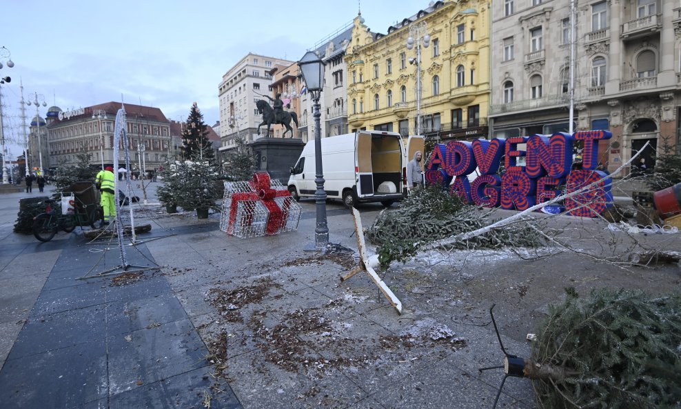 Uklanjanje božićnih ukrasa