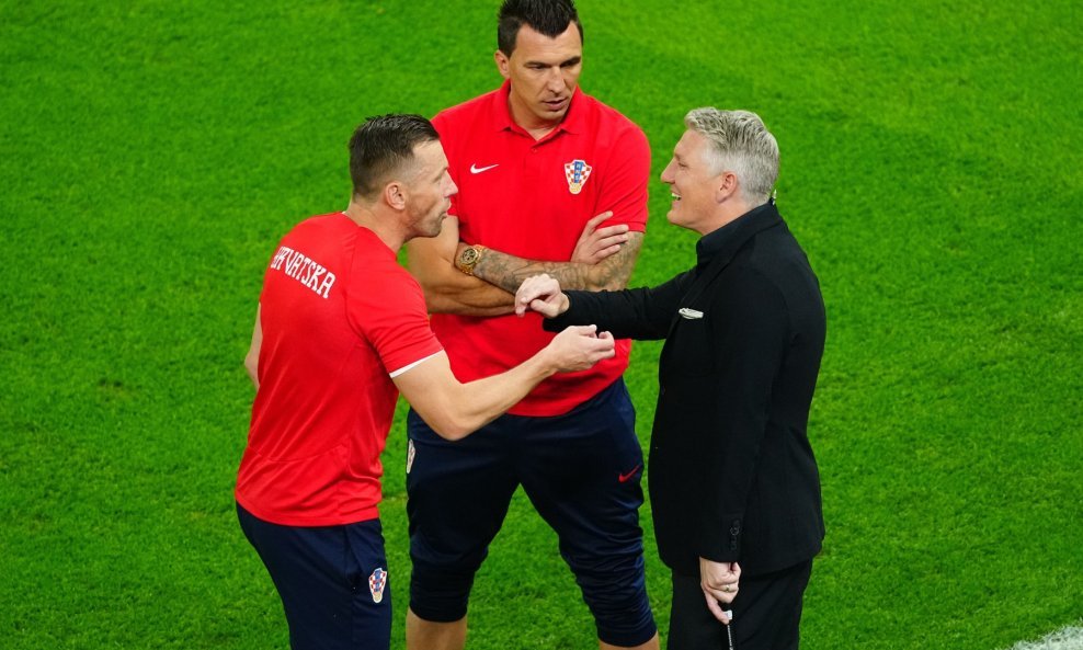 Bastian Schweinsteiger, Ivica Olić oMario Mandžukić prije utakmice